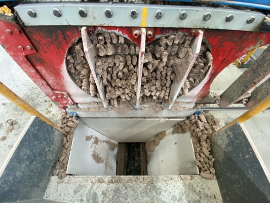 ठोस और खोखले ईंट मिश्रण मशीन मिट्टी की ईंट उत्पादन के लिए सामने ग्रिड extruding मिक्सर